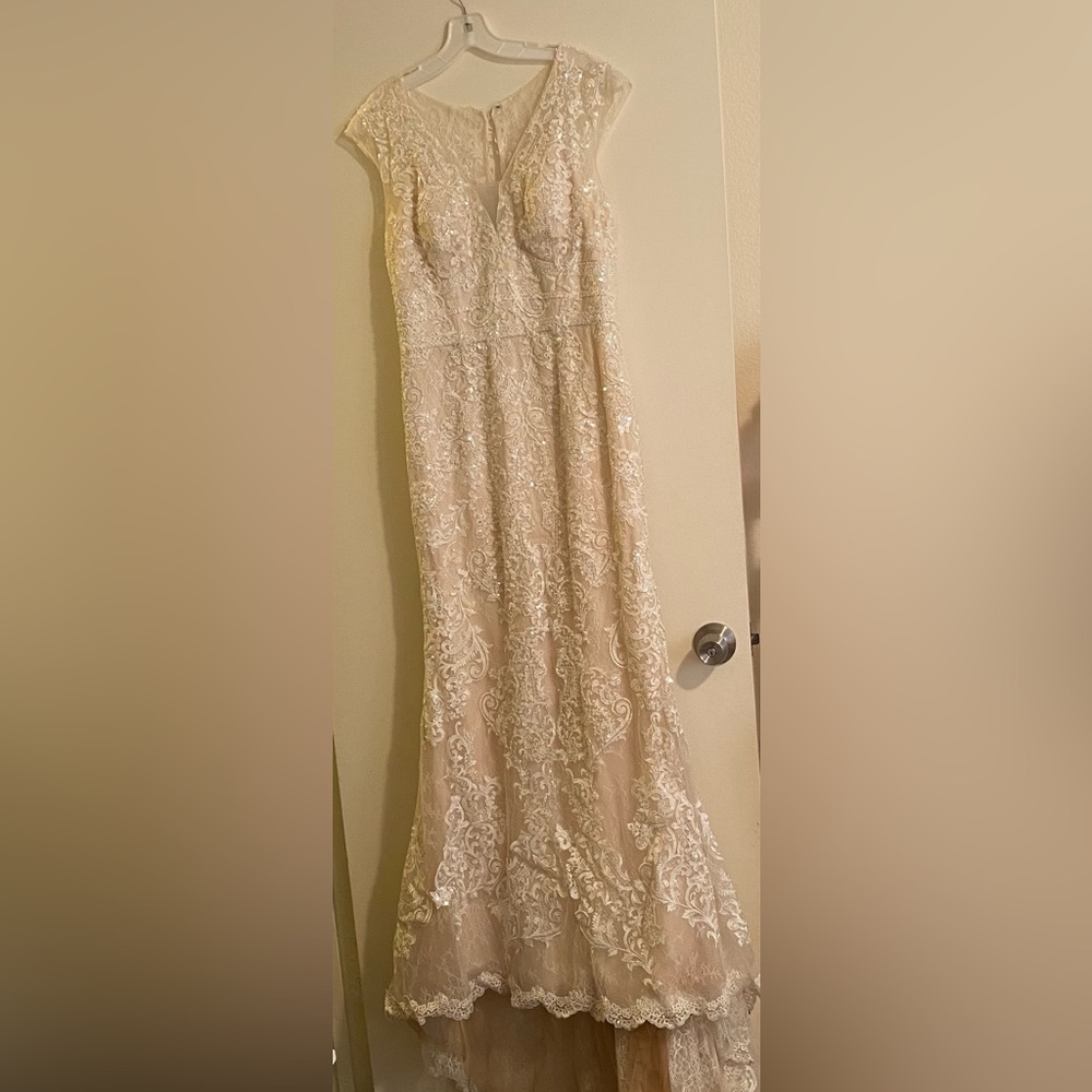 WEDDING DRESS IN PERFECT CONDITIONS